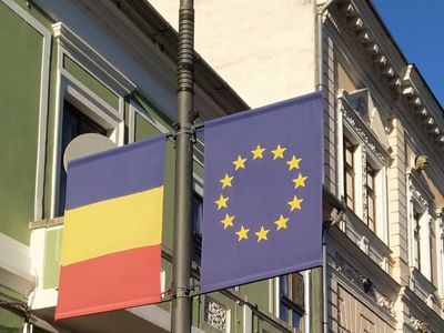Banderas de Rumanía y de la Unión Europea colgando en un mástil.