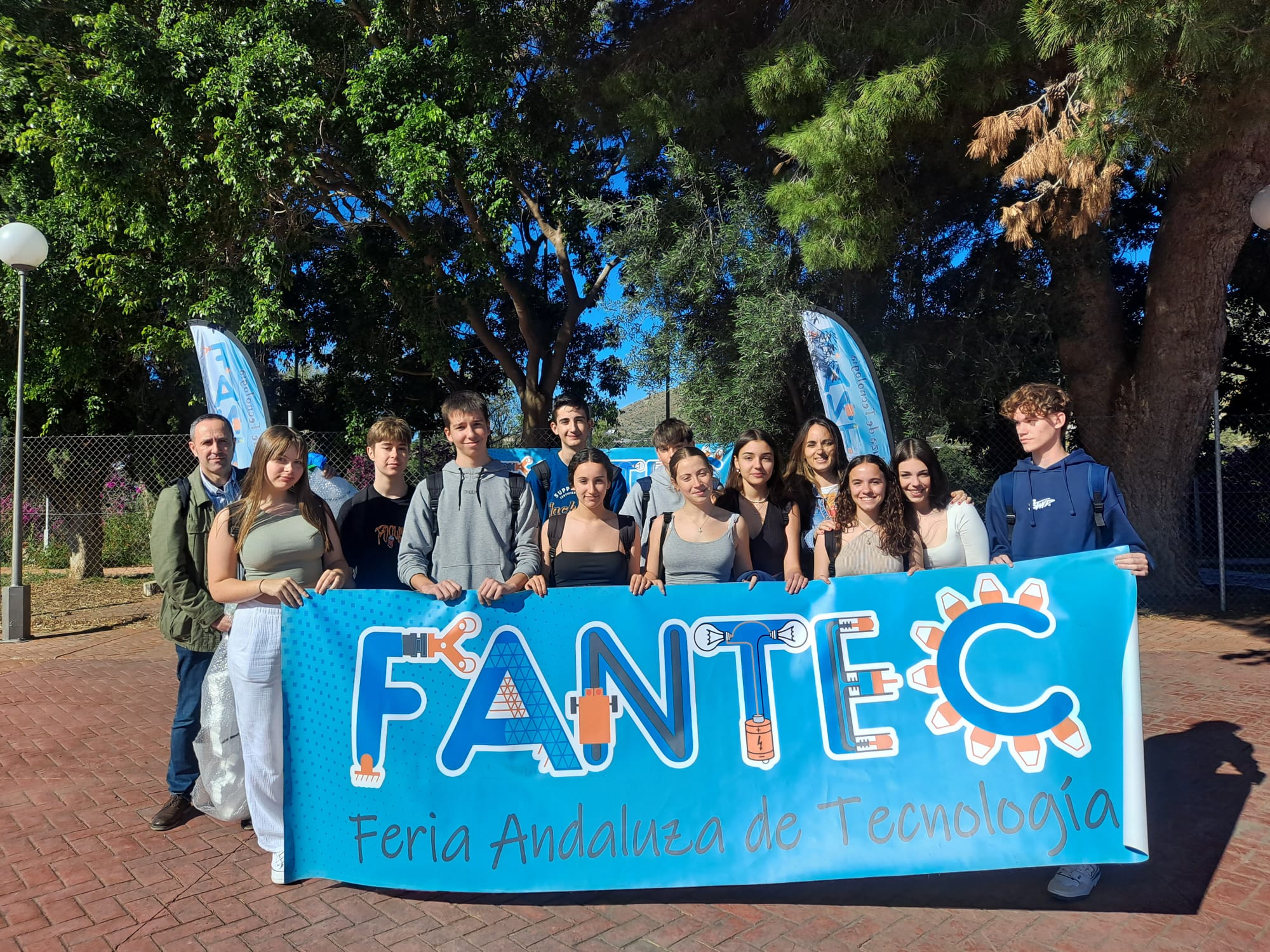 Alumnos sujetando un cartel de FANTEC.